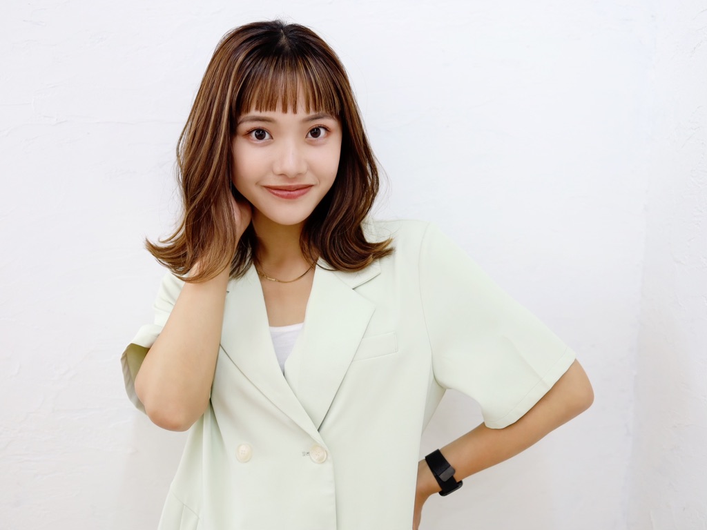 前髪のあるブラウンのミディアムレイヤー