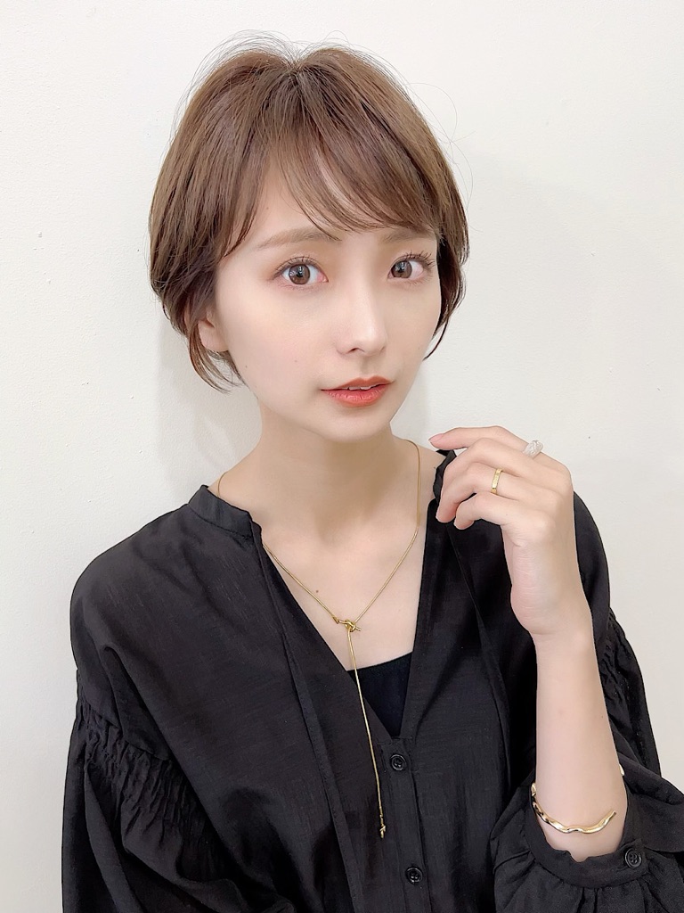 ふんわり前髪のショートスタイル